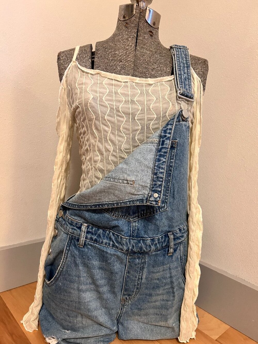 Sheer Lace Stretch Top, size large but fits like a medium